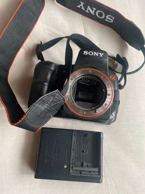 SONY ALPHA DSLR A200 BODY*10.2 MEGAPIXELS*4 GB MEMORY CARD*BATTERY*CHARGER*NECK STRAP*BAG